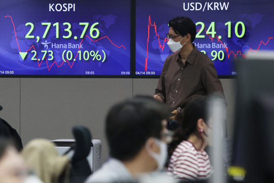 14일 오전 서울 중구 하나은행 본점 딜링룸에서 직원들이 업무를 보고 있다. <연합뉴스>